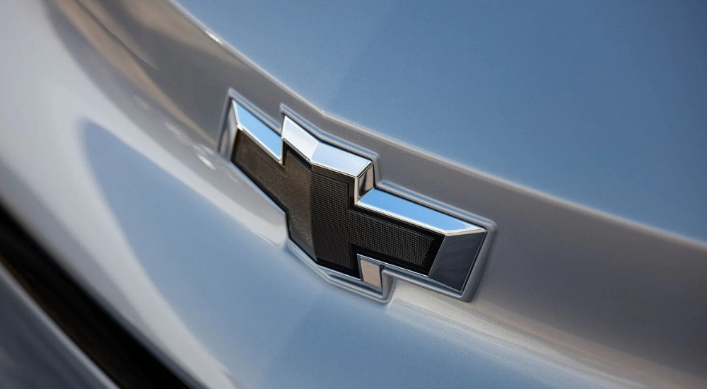 A close-up shows the bowtie badge on a 2023 Chevy Bolt EUV.