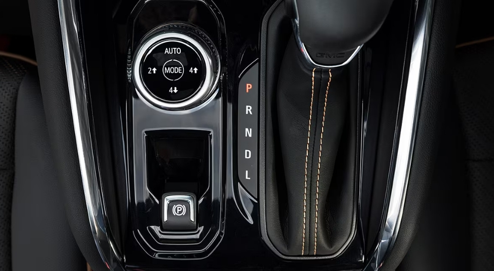 A close-up shows the drive mode knob in a 2025 GMC Canyon.