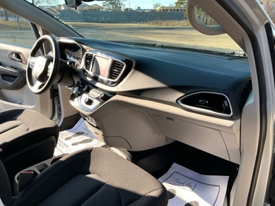 2024 Chrysler Voyager LX